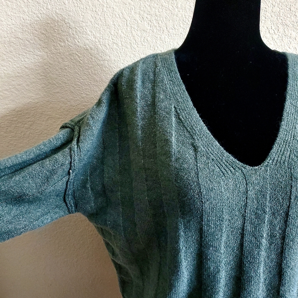 ♡♡♡♡♡ NWT Pink Rose knit sweater. - Picture 4 of 11